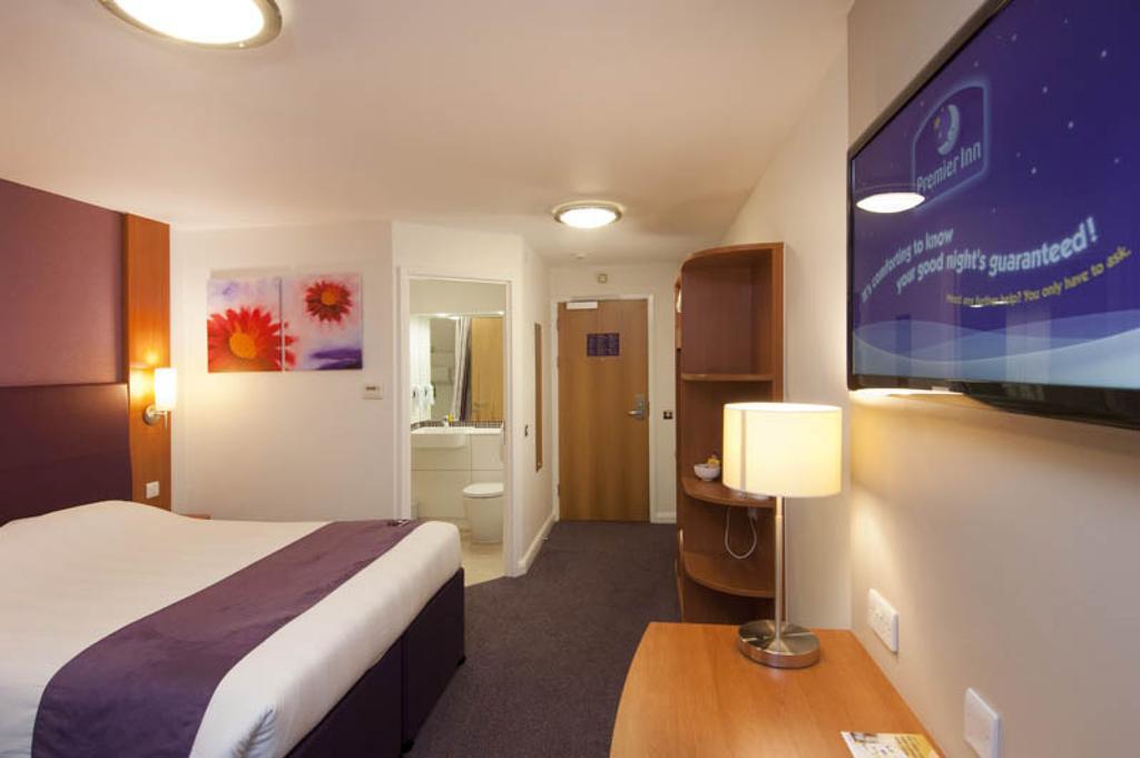 Premier Inn Inverness Centre - River Ness Exterior foto